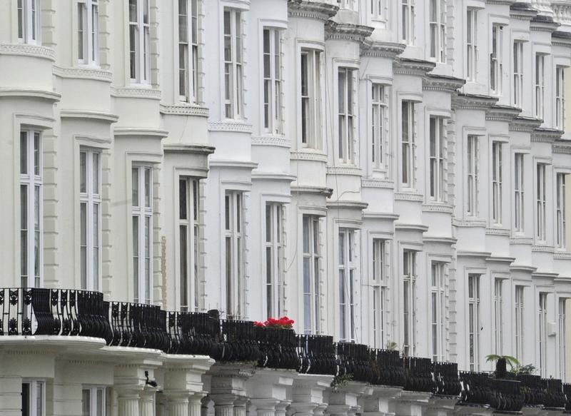 © Reuters. A terrace of residential houses is seen in London