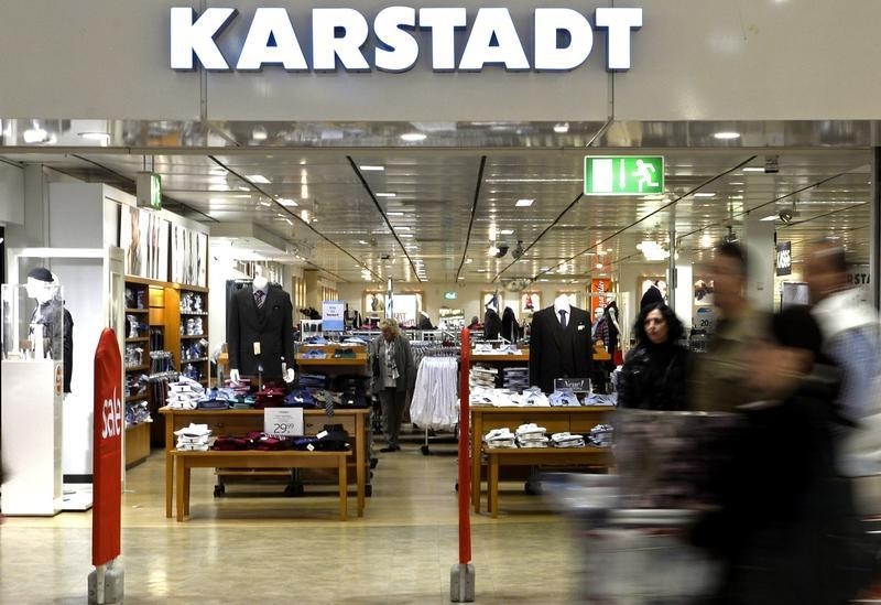 © Reuters. People pass an entrance of a Karstadt department store in Hamburg-Billstedt