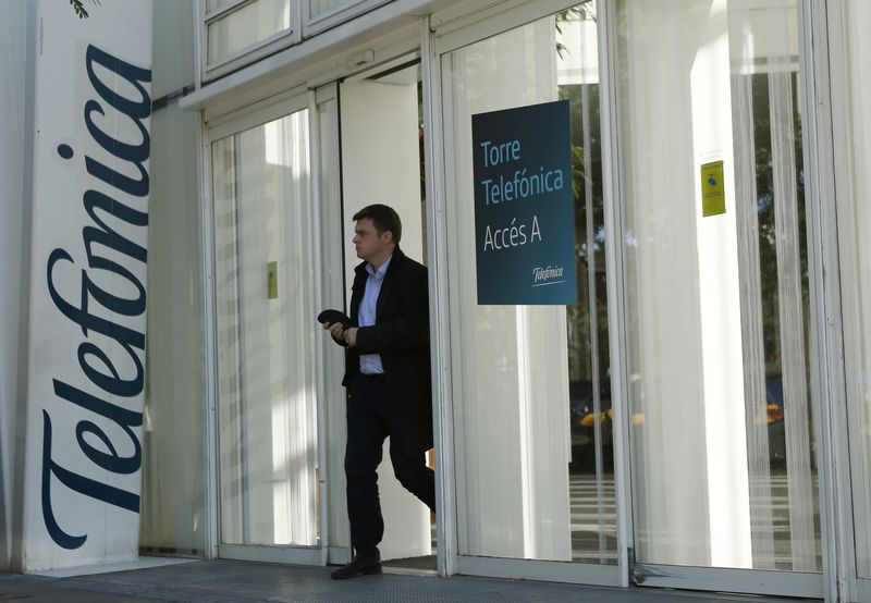 © Reuters. A man leaves a Telefonica building in Barcelona