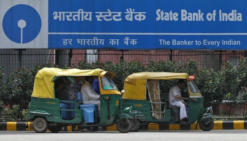 © Reuters. Auto rickshaws wait in front of the head office of State Bank of India in New Delhi