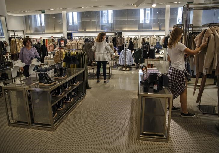 © Reuters. Women look at clothes inside a Zara store in Madrid