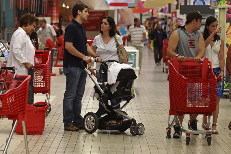 © Reuters. People make their shopping at a supermarket in Lisbon