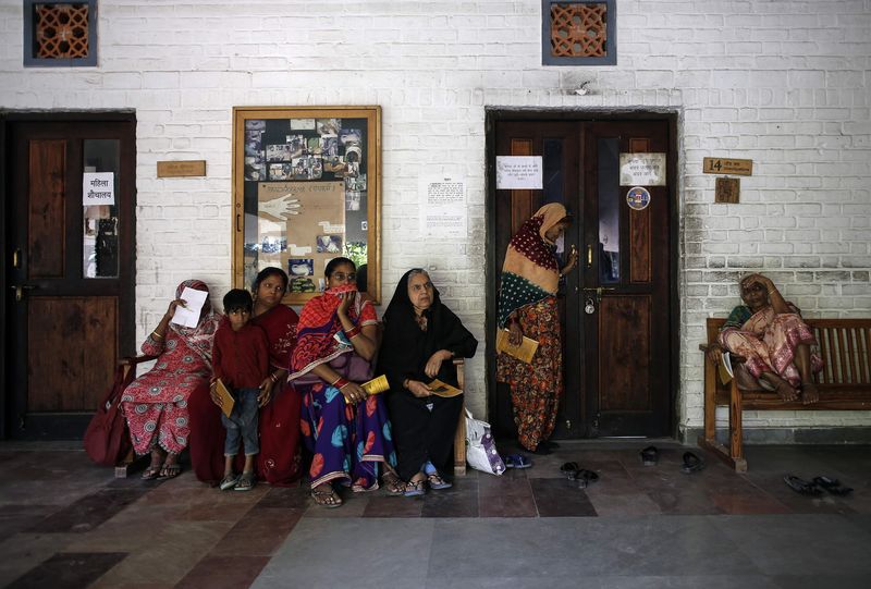 © Reuters. People wait to receive medicine at a clinic supported by Bhopal Medical Appeal for people affected by the 1984 Bhopal gas disaster in Bhopal