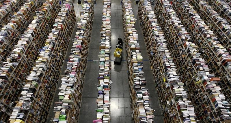 © Reuters. Worker gathers items for delivery at Amazon's distribution center in Phoenix