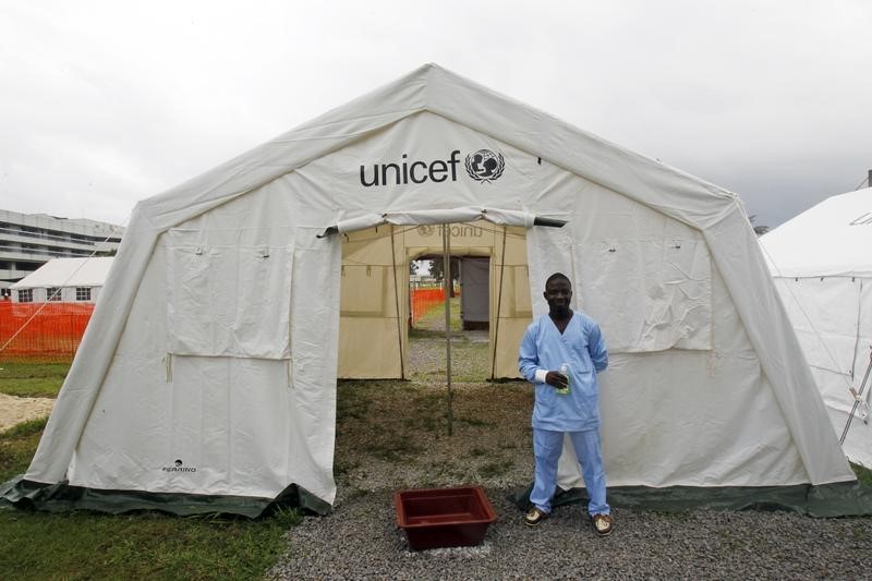 © Reuters. منظمة الصحة تنصح المتعافين من الإيبولا بعدم ممارسة الجنس لثلاثة أشهر