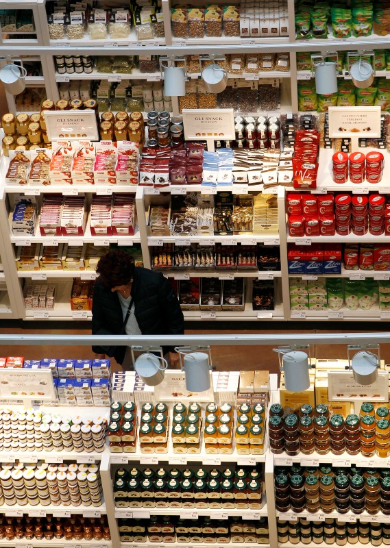 © Reuters. Un supermercato a Milano 