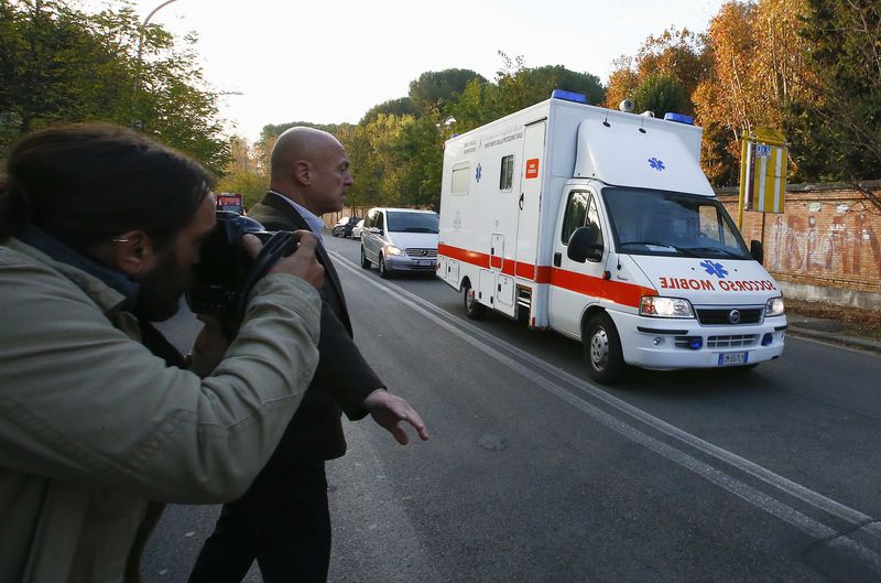 © Reuters. L'arrivo allo Spallanzani di Roma dell'ambulanza con a bordo il dottore italiano ammalato di Ebola