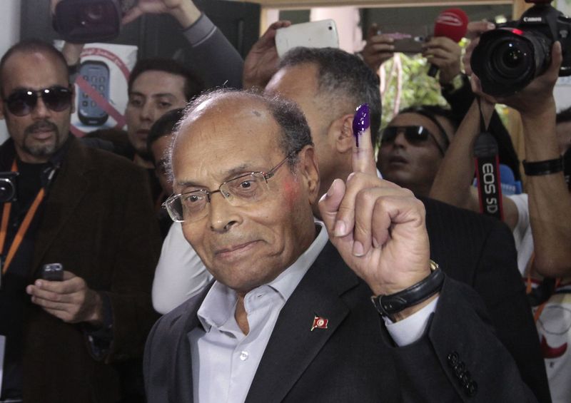 © Reuters. المرزوقي يطعن في نتائج انتخابات الرئاسة في تونس والجولة الثانية تتأجل