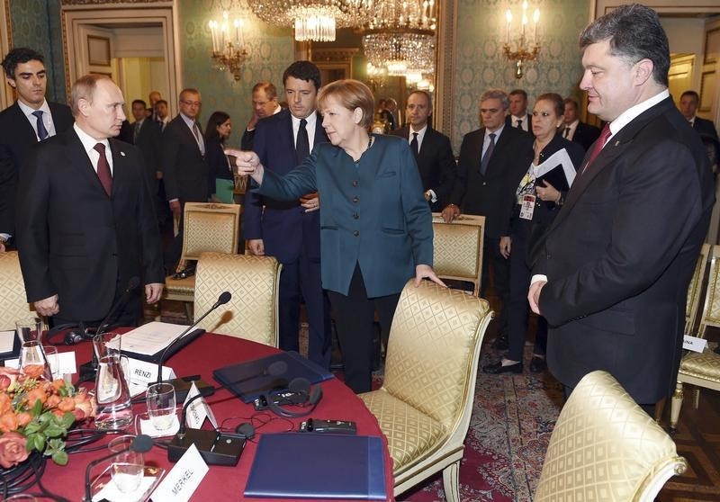 © Reuters. Leaders stand during a meeting on the sidelines of a Europe-Asia summit in Milan