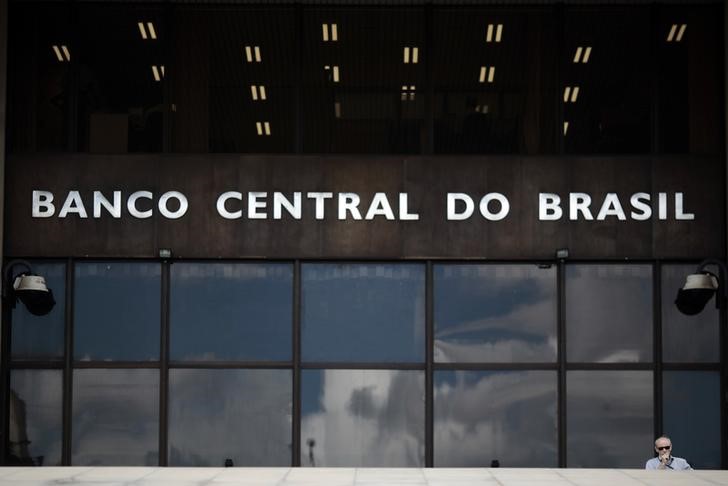 © Reuters. Homem saindo da sede do Banco Central, em Brasília