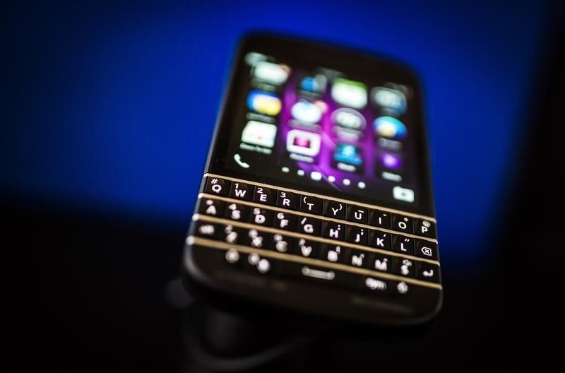 © Reuters. Um Blackberry Q10 com teclado "QWERTY" sendo exibido em evento em Toronto