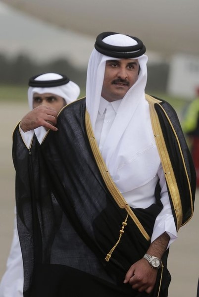 © Reuters. ولي عهد ابوظبي في قطر لترسيخ اتفاق المصالحة قبل قمة خليجية
