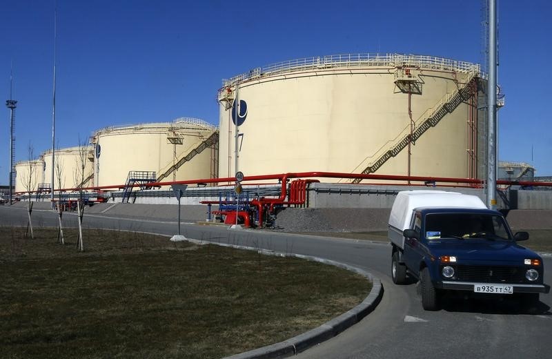 © Reuters. Хранилища на нефтяном терминале в Усть-Луге