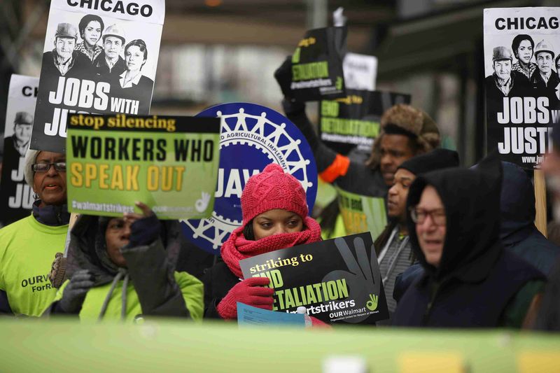 © Reuters. People demonstrate for higher wages and better working conditions, outside of a Walmart during Black Friday shopping in Chicago