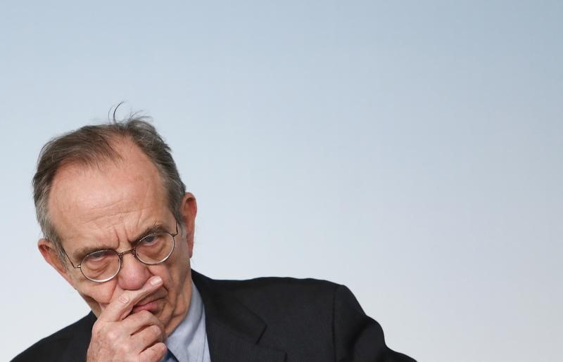 © Reuters. Il ministro dell'Economia, Pier Carlo Padoan, durante una conferenza stampa a Roma