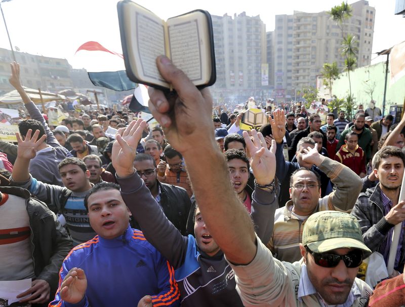 © Reuters. Islâmicos protestam contra o Exército e o Ministério do Interior no Cairo