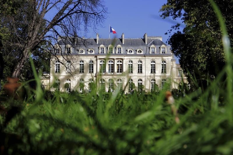 © Reuters. CINQ EMPLOYÉS DE L’ÉLYSÉE MUTÉS APRÈS LA PUBLICATION DE CLICHÉS VOLÉS