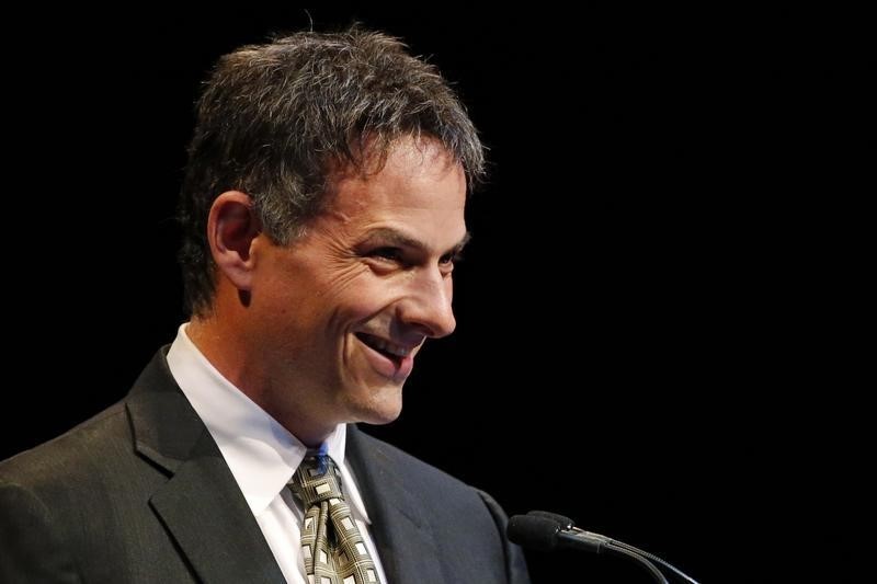 © Reuters. Einhorn, founder and president of Greenlight Capital, smiles as he speaks at the Sohn Investment Conference in New York