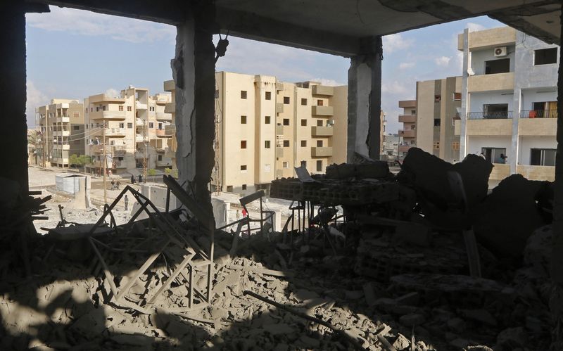 © Reuters. A view shows debris at a school following what activists said were U.S.-led air strikes against the Islamic State, in Raqqa