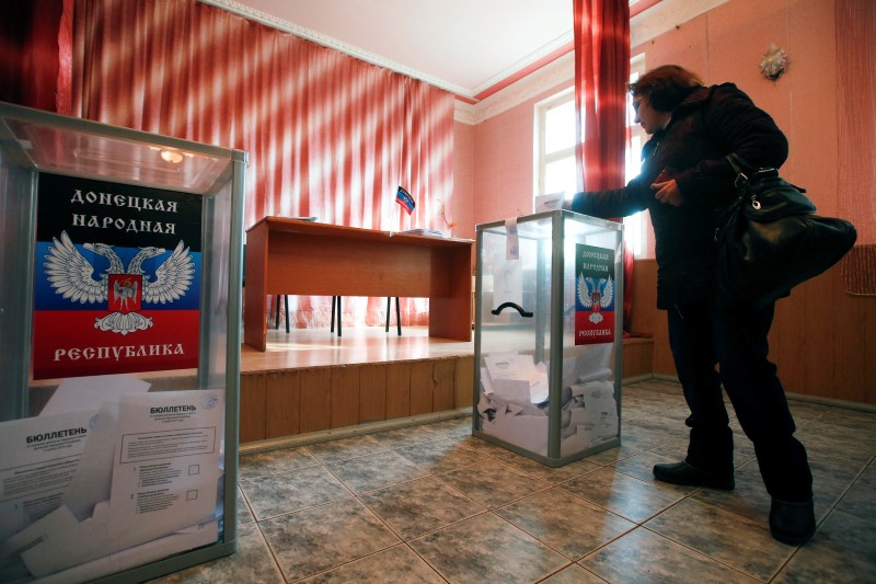 © Reuters. A woman casts a ballot during the self-proclaimed Donetsk People's Republic leadership and local parliamentary elections at a polling station in the coastal settlement of Sedovo