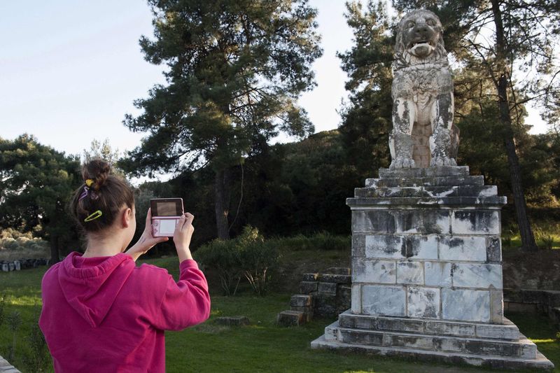 © Reuters. El misterio de una tumba de la época de Alejandro Magno cautiva a los griegos