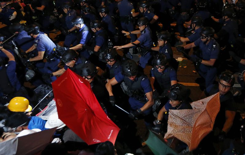 © Reuters. Manifestantes chocan con policías en Hong Kong en tercera jornada de violencia