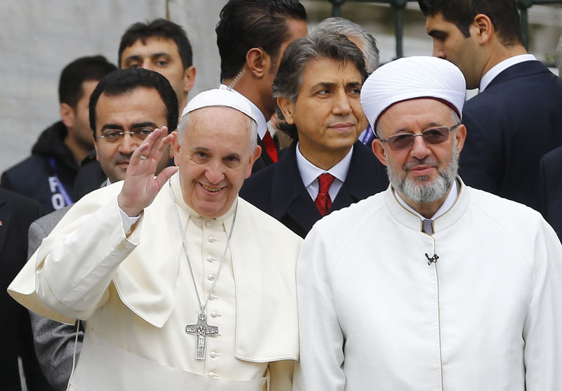 © Reuters. LE PAPE PRIE DANS LA MOSQUÉE BLEUE D'ISTANBUL AUX CÔTÉS DU MUFTI