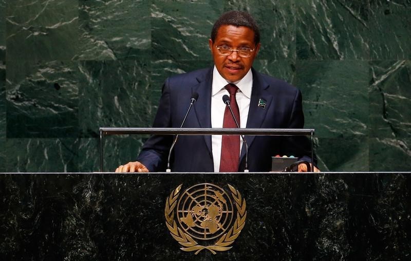 © Reuters. Jakaya Mrisho Kikwete, President of Tanzania, addresses the 69th United Nations General Assembly at the U.N. headquarters in New York