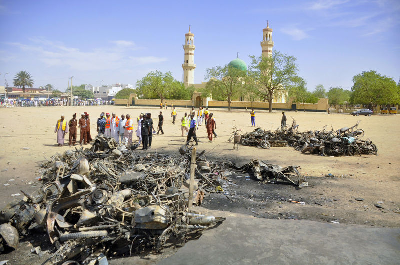 © Reuters. Security and emergency agency staff investigate the Kano Central Mosque bombing scene in Kano