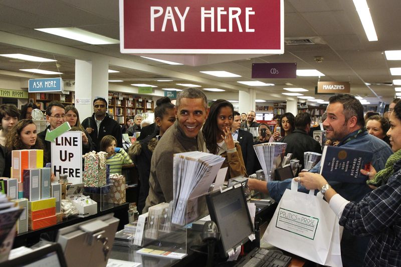 © Reuters. U.S. President Barack Obama and his daughters Sasha and Malia shop at Politics and Prose bookstore in Washington