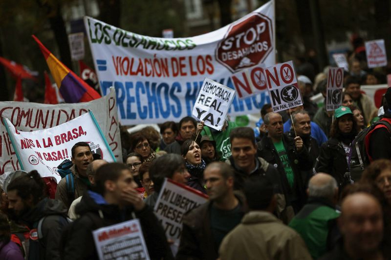 © Reuters. Miles de personas claman en Madrid por "pan, trabajo y dignidad"