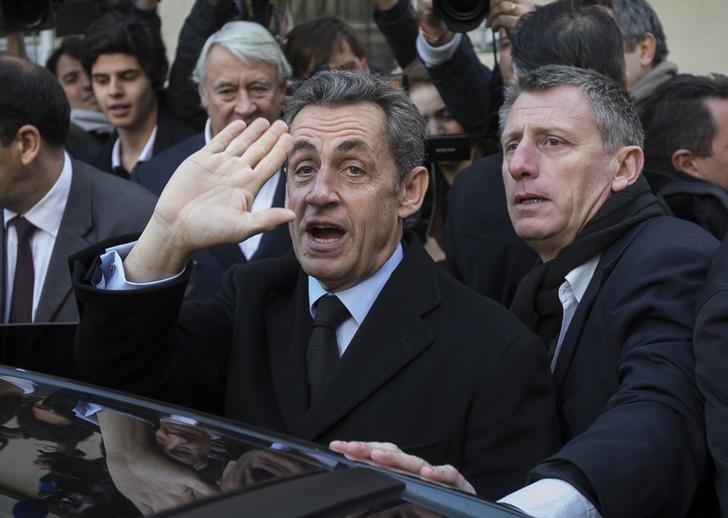 © Reuters. El ex presidente de Francia Nicolas Sarkozy saluda a sus partidarios tras dejar una estación de votación en París. Sarkozy fue elegido el sábado como el nuevo líder del partido conservador UMP