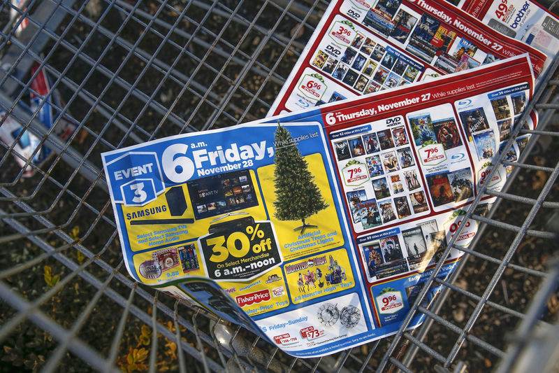 © Reuters. Black Friday advertisements are seen in the bottom of a shopping cart outside a shopping area in Westbury, New York