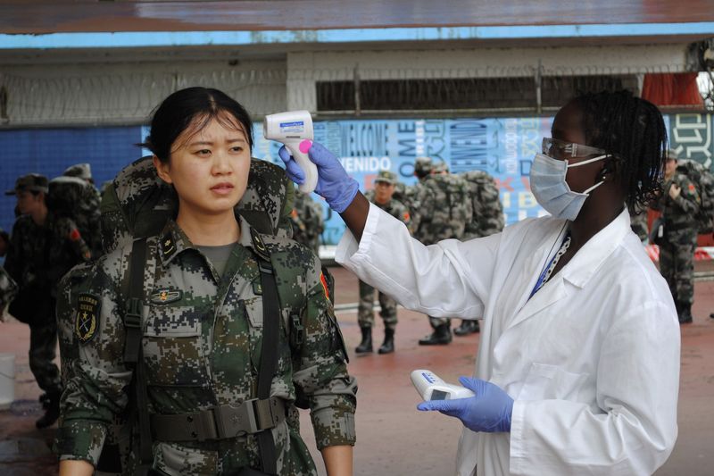 © Reuters. منظمة الصحة:حالات الوفاة من الإيبولا اقتربت من سبعة آلاف في غرب افريقيا