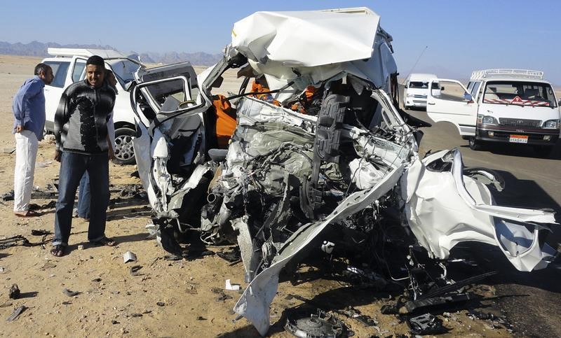 © Reuters. مصادر: مقتل 14 على الأقل في حادث تصادم في صعيد مصر