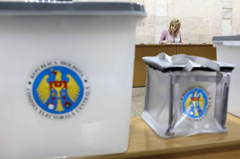 © Reuters. الناخبون في مولدوفا يصوتون في انتخابات قد تبطئ التحركات للاندماج مع أوروبا