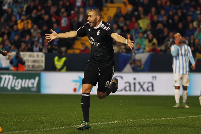 © Reuters. El internacional francés Karim Benzema del Real Madrid celebra un gol ante el Málaga en el estadio La Rosaleda