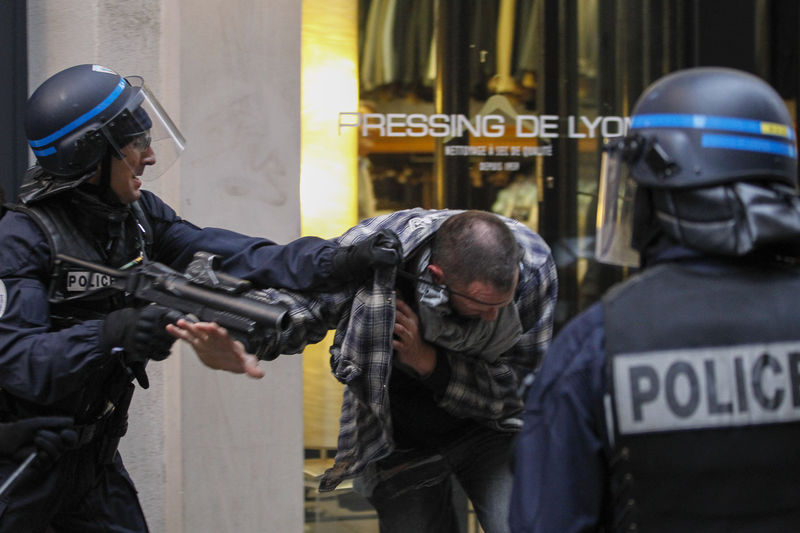 © Reuters. مهام المطاردة والاشتباك تزيد مخاطر الموت المفاجئ بين رجال الشرطة