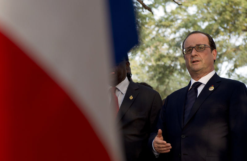 © Reuters. L'AFRIQUE EST L'AVENIR, DIT HOLLANDE EN RÉPONSE À SARKOZY