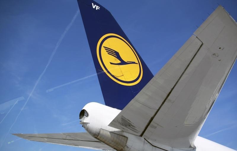 © Reuters. The tail of of Germany's Deutsche Lufthansa aircraft is pictured at Frankfurt Airport