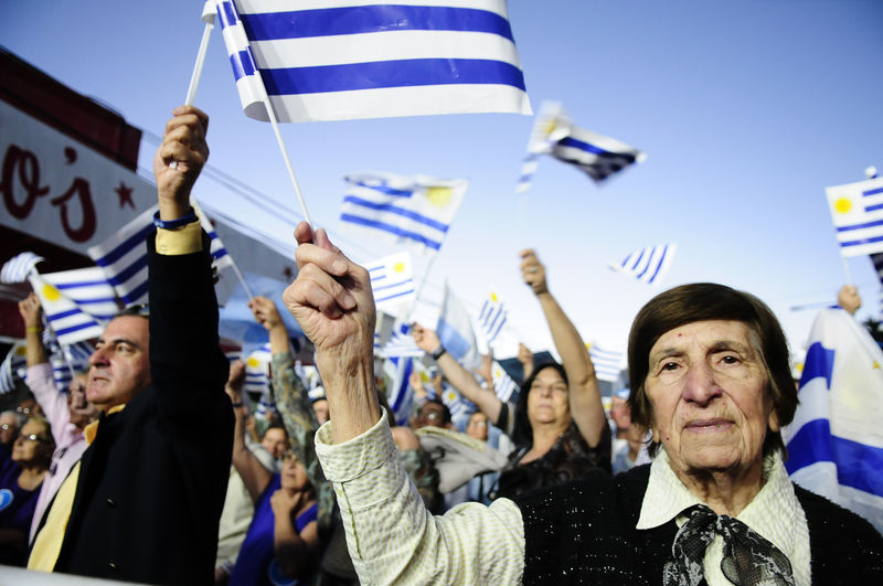 © Reuters. Uruguay elige presidente en una segunda vuelta con la izquierda como favorita