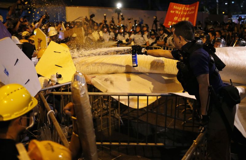 © Reuters. اشتباكات بين محتجين والشرطة في هونج كونج