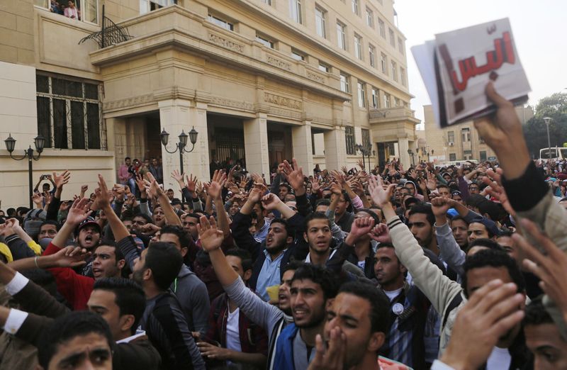 © Reuters. حكم مبارك يشعل احتجاجات وموجة من السخرية في مصر
