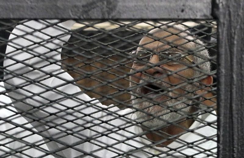 © Reuters. قاض مصري يسجن مرشد الإخوان وآخرين 3 سنوات "لإهانة" المحكمة