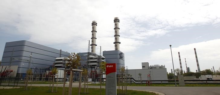 © Reuters. Gas-fired power of German utility giant E.ON is pictured in Irsching