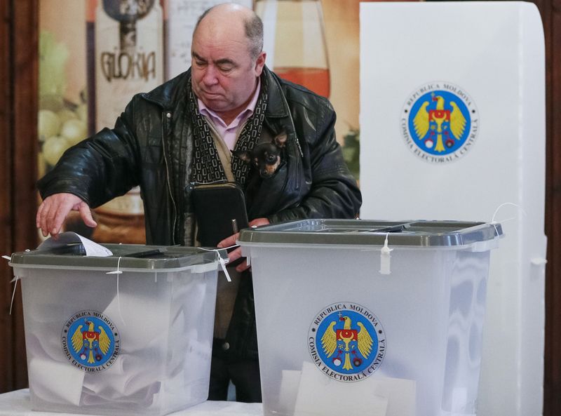 © Reuters. نتائج أولية :الاشتراكيون المؤيدون لموسكو يحتلون المقدمة في انتخابات مولدوفا