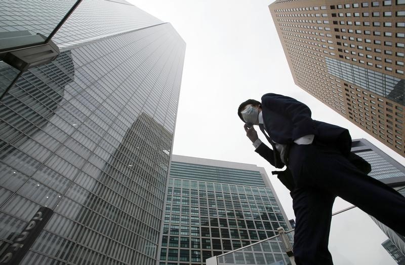 © Reuters. Businessman walks in Tokyo's business district