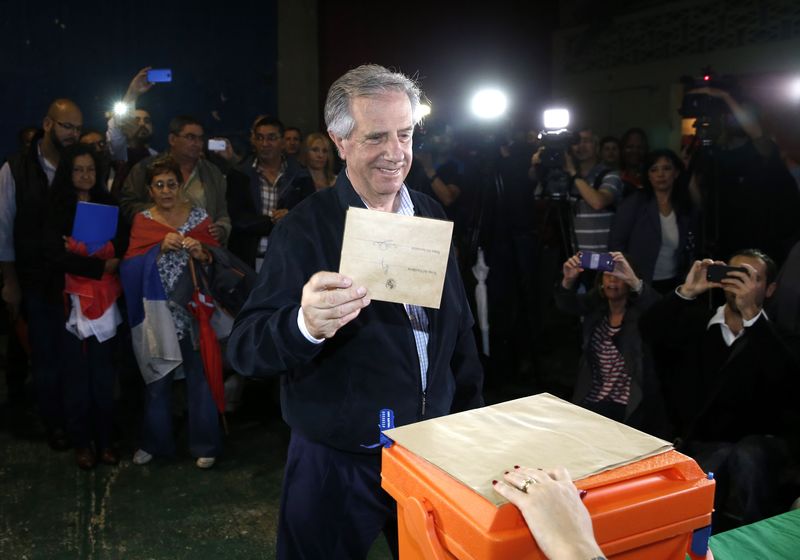 © Reuters. فازكيز مرشح الحزب الحاكم يفوز في جولة الاعادة في انتخابات الرئاسة بأوروجواي