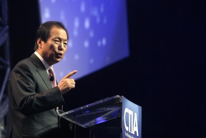 © Reuters. J.K. Shin, president of Mobile Communications Business for Samsung Electronics, gives a keynote address during the International CTIA Wireless trade show in Las Vegas