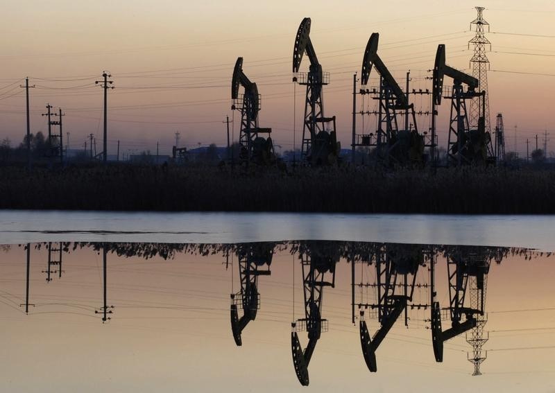 © Reuters. Станки-качалки на нефтяном месторождении в Китае